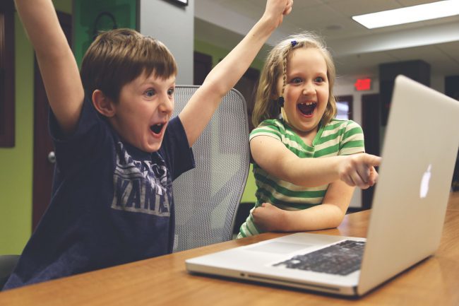 Kinder schauen Videos im Internet und lassen sich beeinflussen vom Online Marketing von Social Influencern