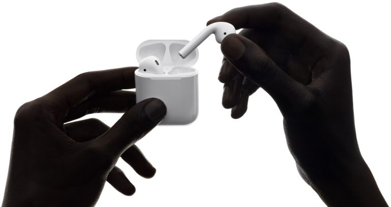 Man nimmt Bluetooth Kopfhörer von Apple aus Ladecase.