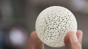 Zusehen ist ein 3D gedruckter Ball mit teriziären Muster